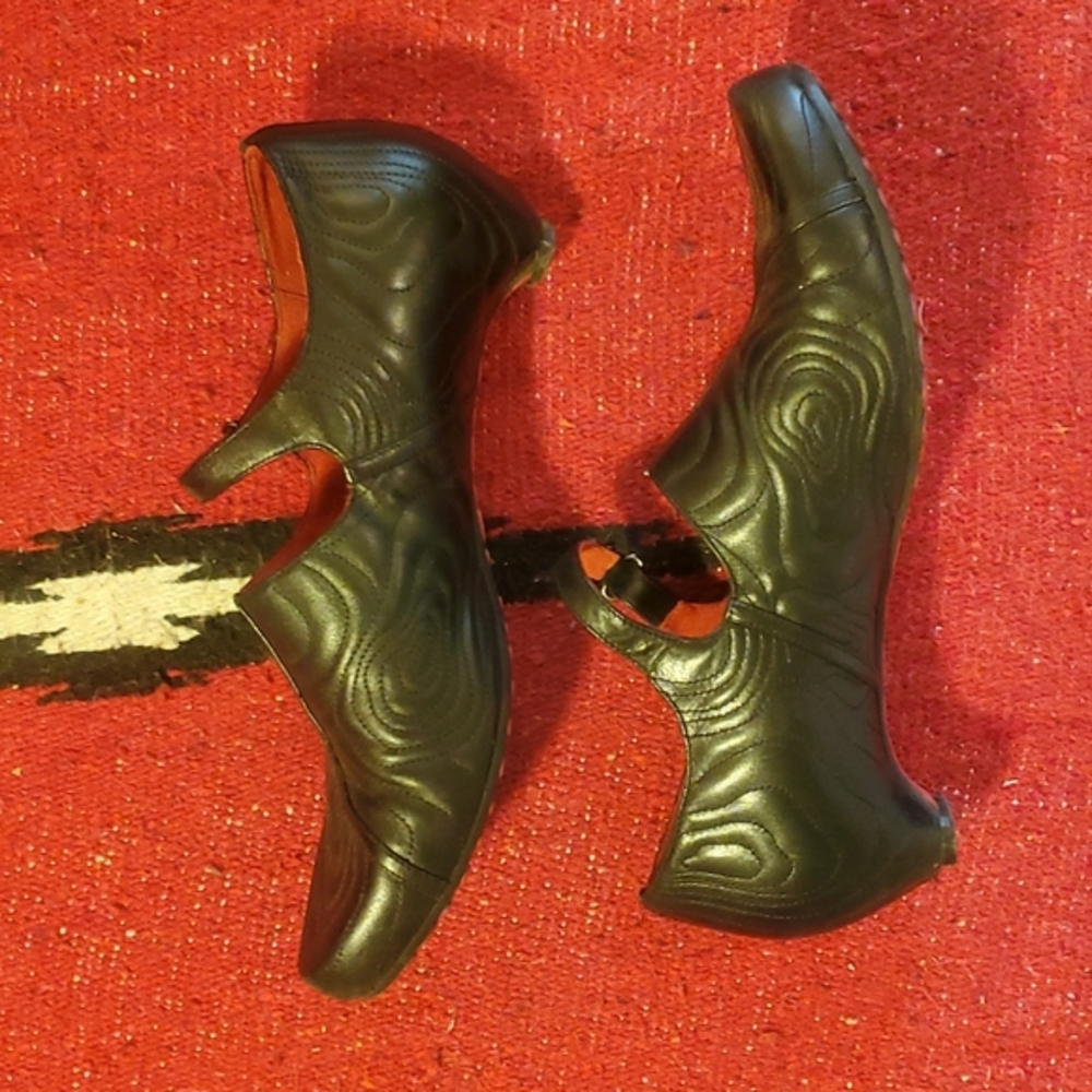 TSUBO black leather stitched mini heels